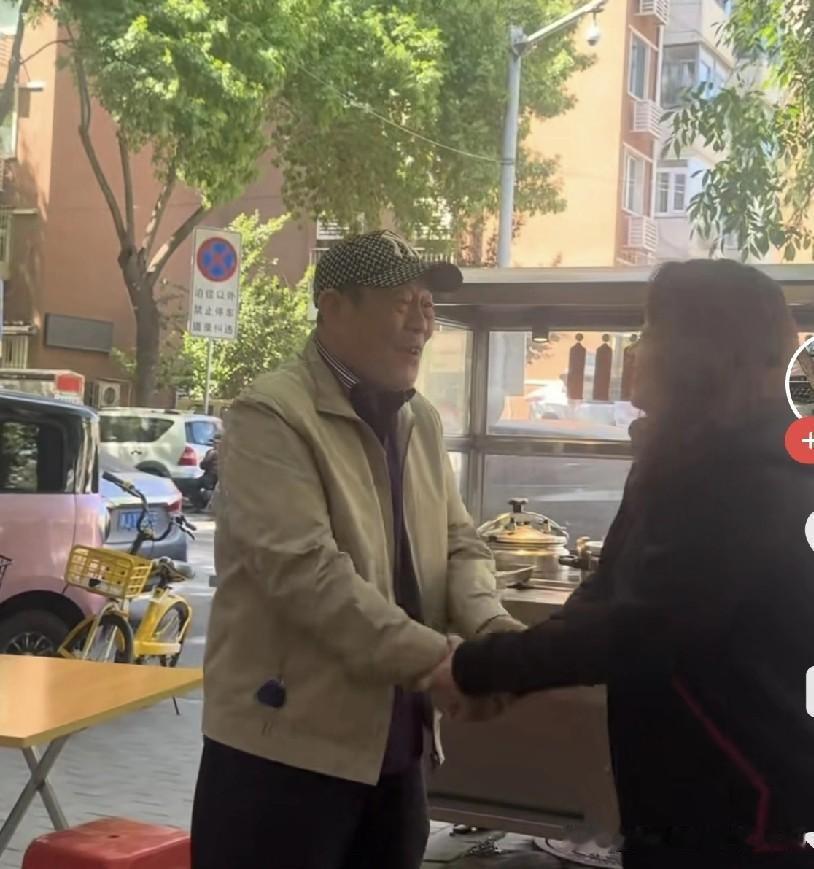 杨威，也就是杨少华的长子，德云市的特派员，最近可火啦。好多饭店都抢着请他当网红推