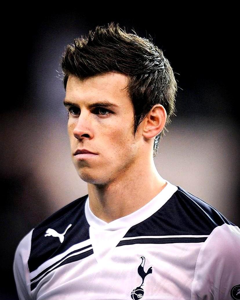 贝尔一句话把窗户纸捅破：在皇马，战术是配菜，哄好巨星才是主菜。阿隆索带勒沃