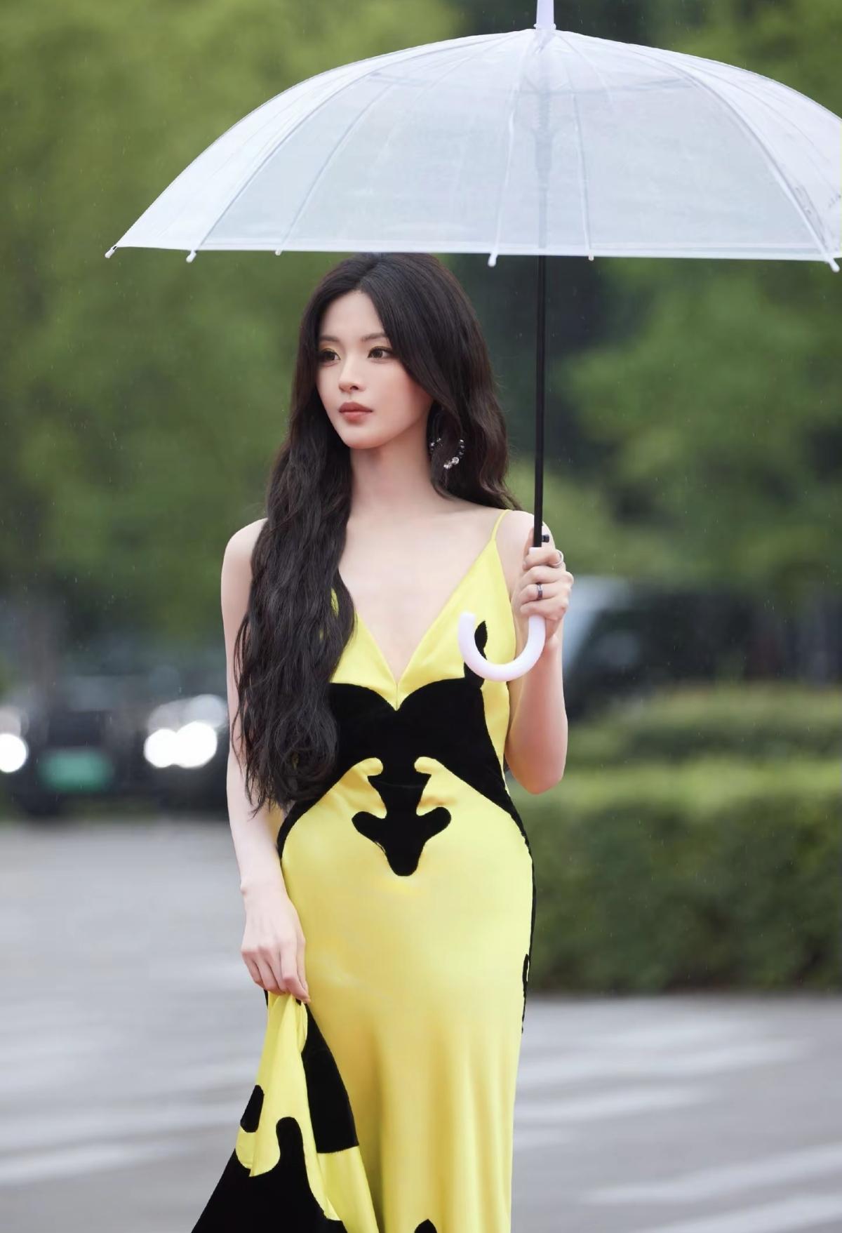 黄裙遇细雨，杨超越自带故事感的红毯时刻[比心]一把透明雨伞，杨超越演绎雨中红毯浪