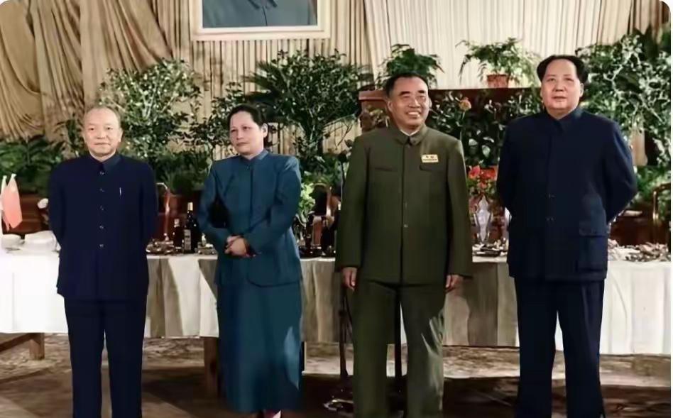 1950年国庆招待会，四位开国元勋的合影，我认出了毛主席，站在C位的女士是谁？气
