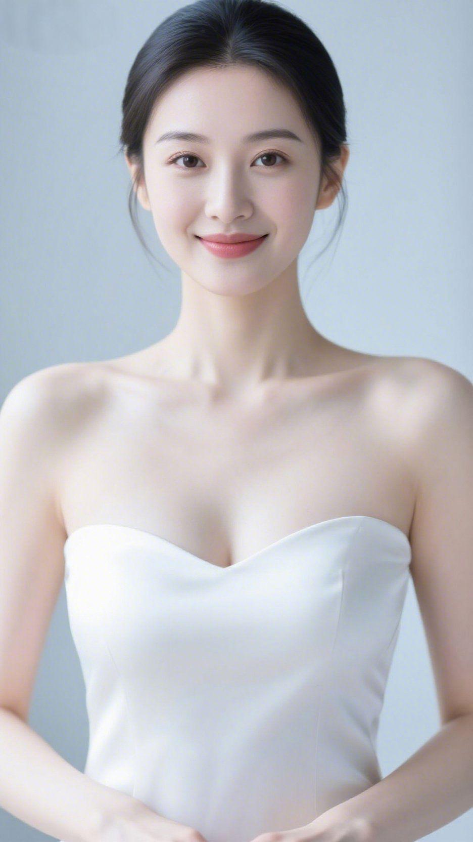 白裙清颜漾温柔浅灰的背景如一层薄纱，衬得一袭白色抹胸礼裙愈发雅致。顺滑的缎