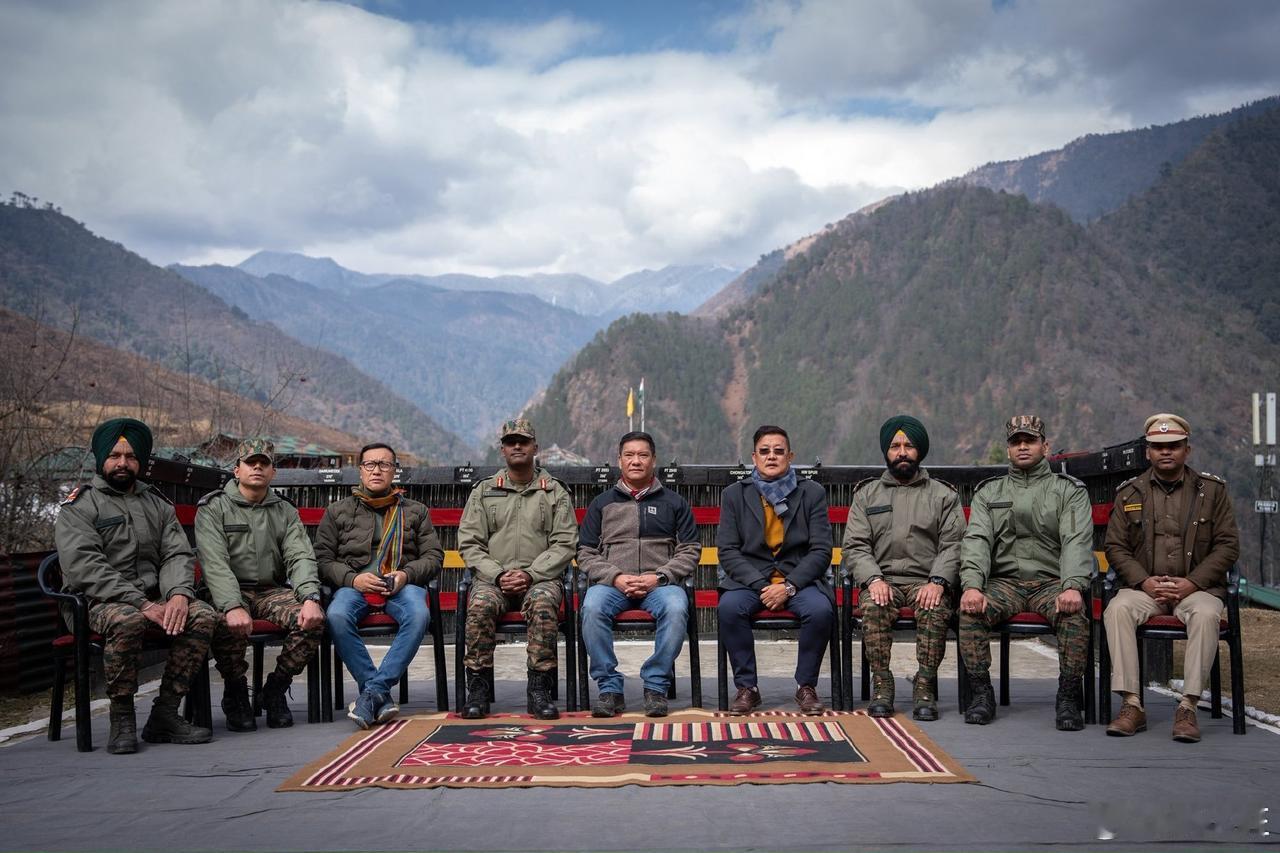 2月11日藏南伪阿邦首席部长白玛康卓在塔克辛寺与驻扎当地的印度占领军和印藏边境警