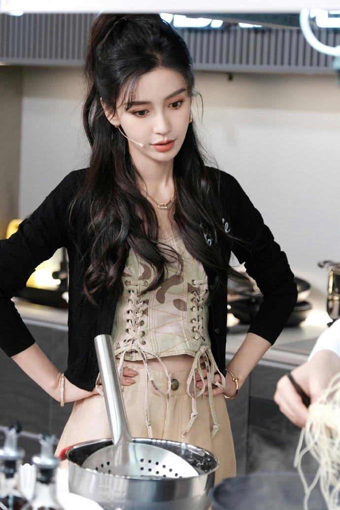 在娱乐圈这个名利场里，有一条不成文却极其现实的铁律：人走茶凉是常态，锦上添花多如