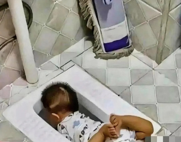 上海的林晓燕，老公出差后，竟把2岁8个月大的宝宝豆豆独自留在家里，自己跑去打牌。