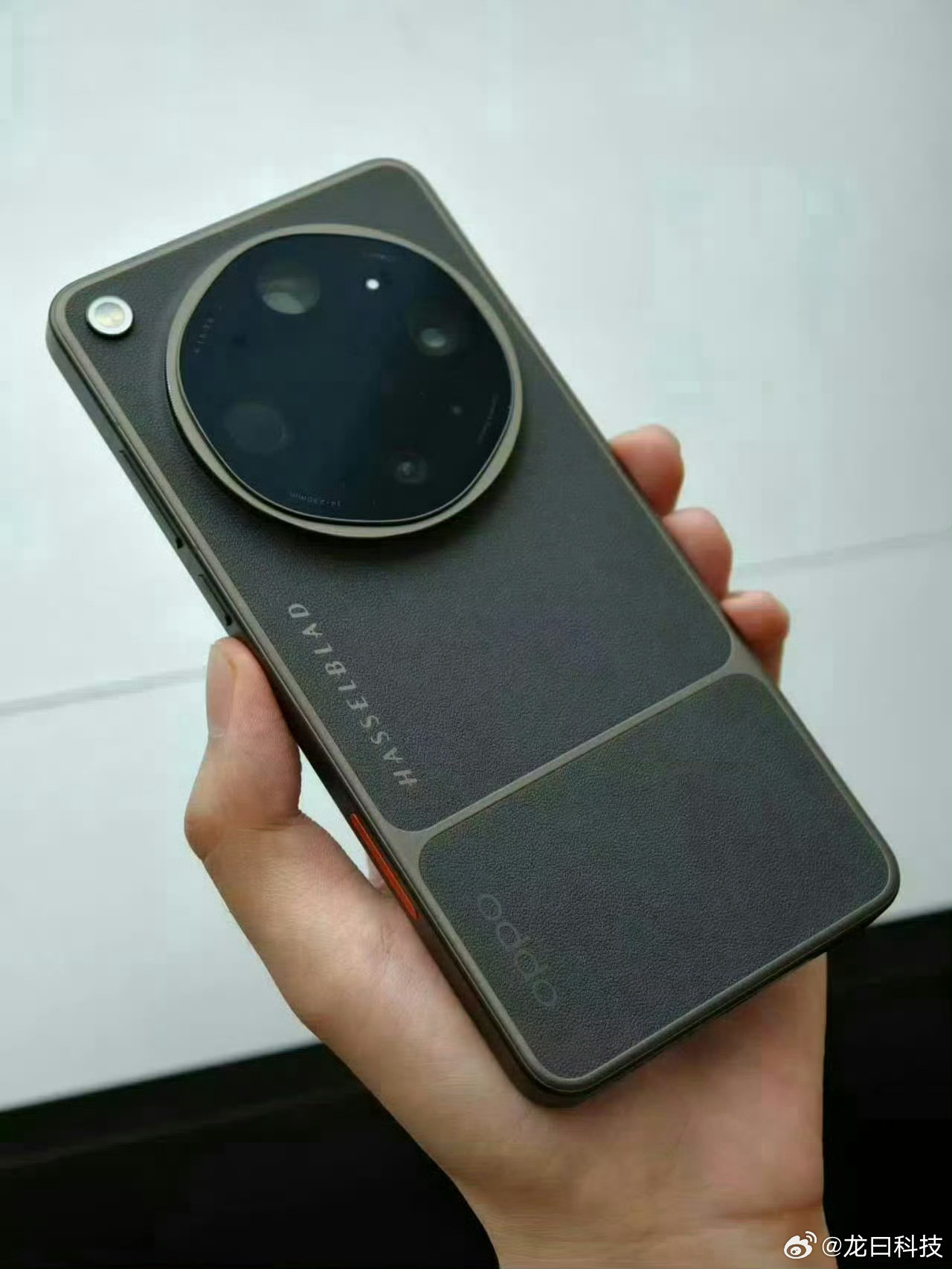 OPPOFindX9Ultra的真机谍照曝光，这次外观变化不小，背后那个圆