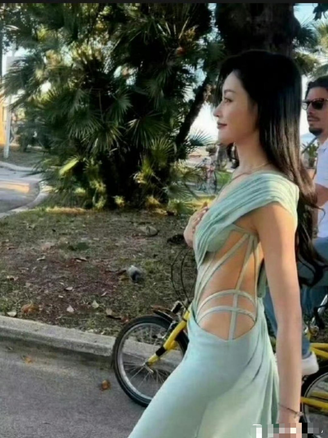 张天爱但凡有一点赘肉，都穿不了这衣服