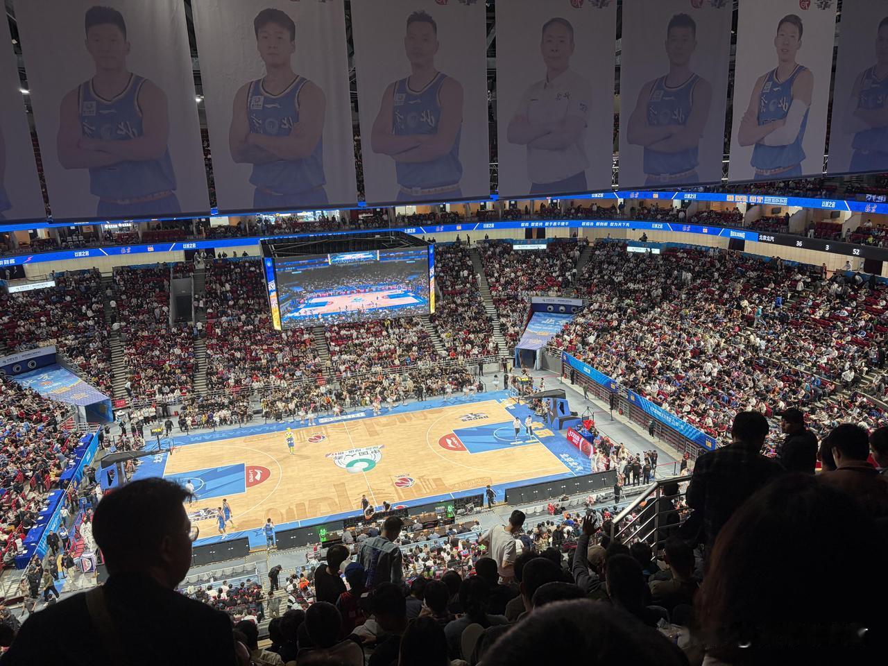 北京主场被投诉。上海男篮对阵北京男篮，王哲林在球场上威风八面，个人拿下24分1