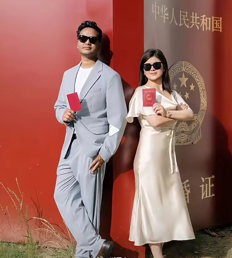 这位女士嫁给了印度达利特男人，看上去很幸福