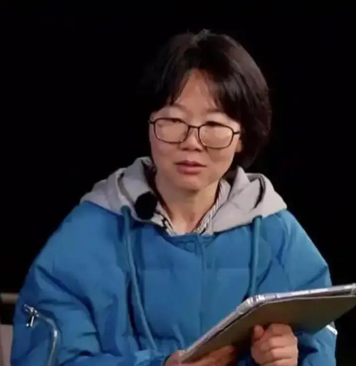 200块的机票，李娟从乌鲁木齐飞到绵阳，就为泡个温泉。到了才发现，偌大的酒店就她