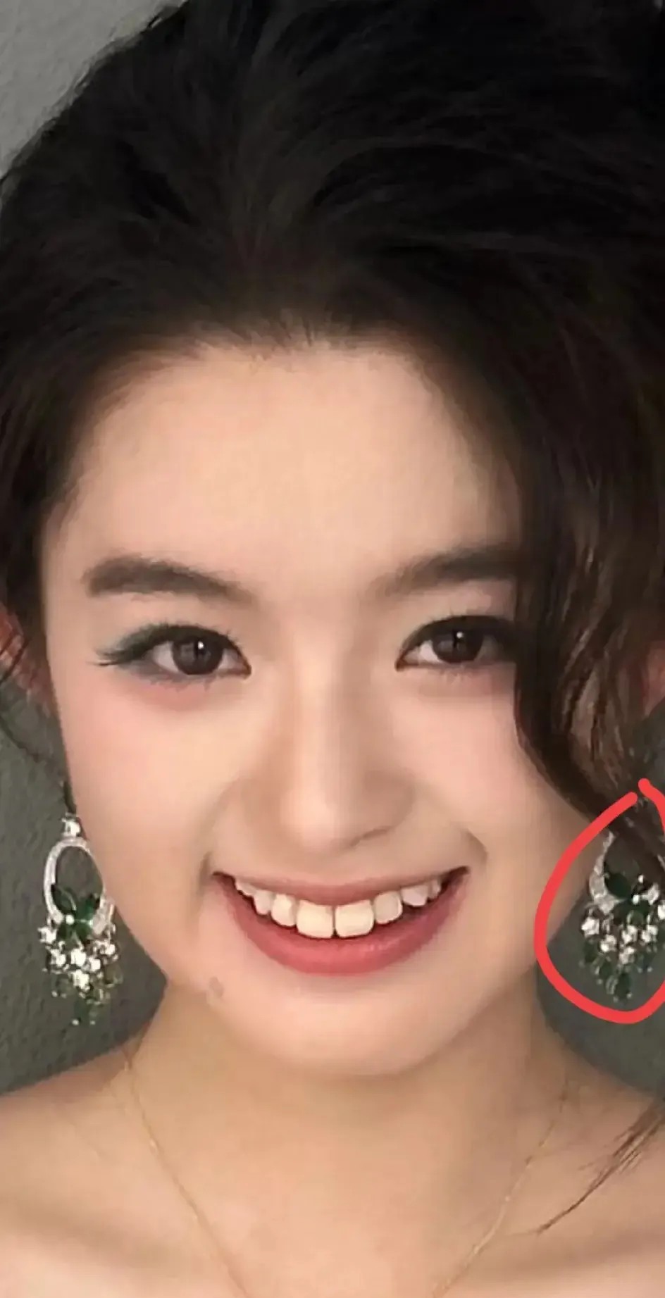 有个懂面相的人说，黄杨钿甜这姑娘面相特别好。尤其是她晚年运势旺得很，这回风波估计
