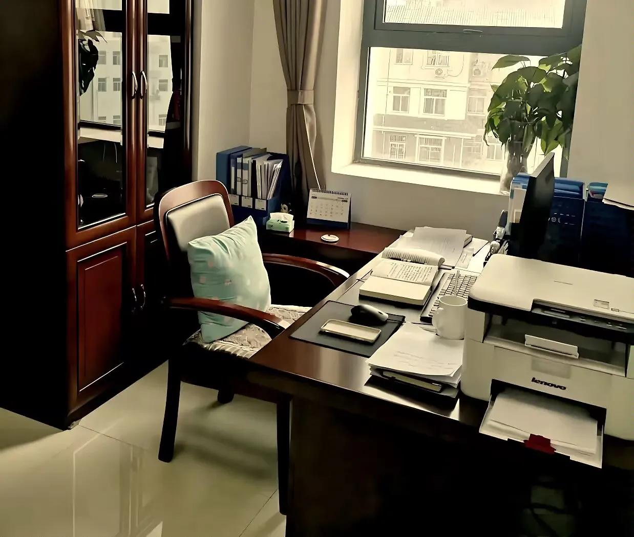 同样是体制内，为啥公务员总显得更香？身边年轻老师考上公务员，同事羡慕的眼神藏