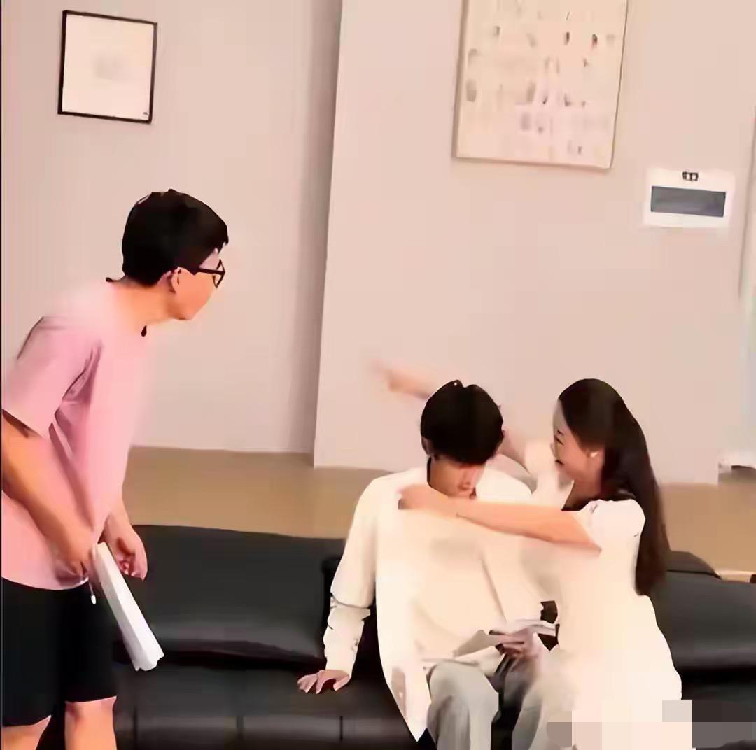 男演员吐槽吻戏太多，嘴巴都被亲肿了，剧组回复：忍忍吧，她是投资方。最近随着短