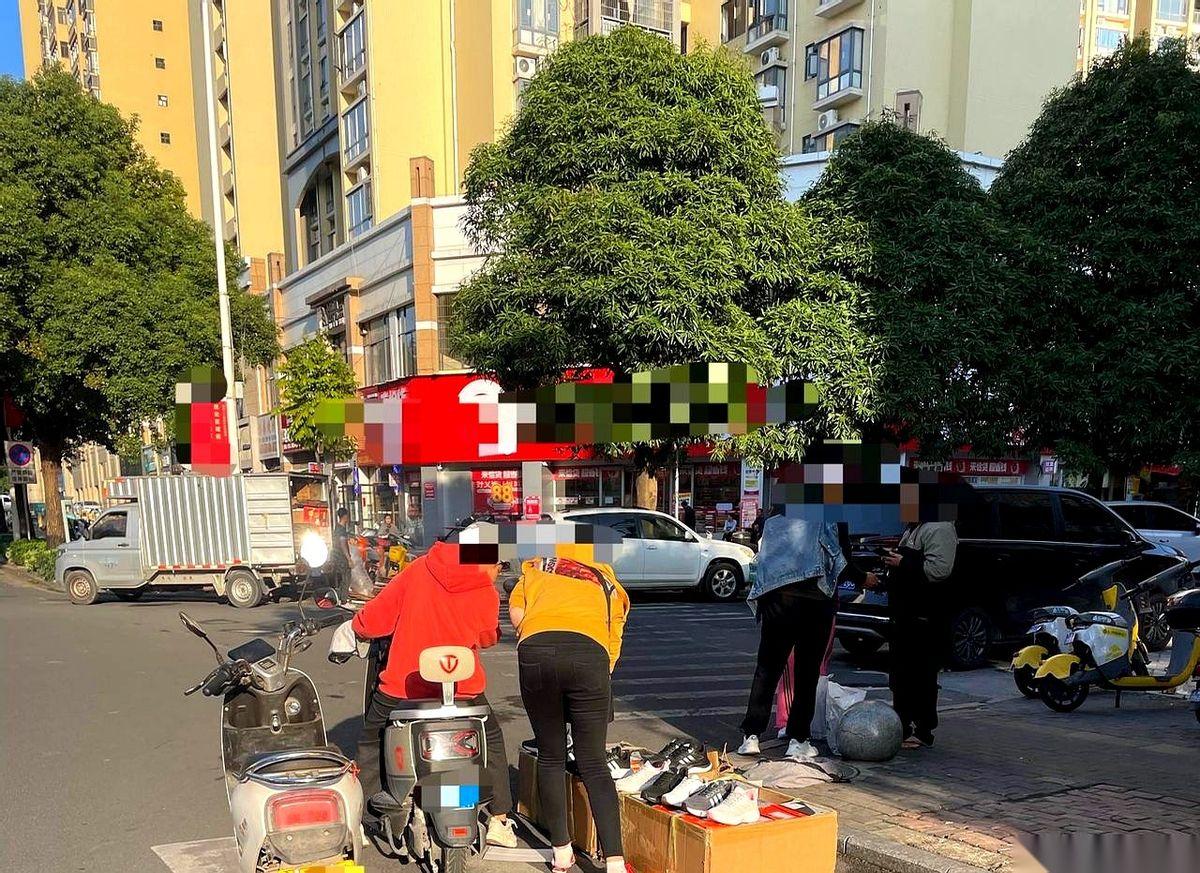 街边几个破纸箱，堆着一沓沓崭新的“名牌”运动鞋。灯火通明，人来人往。就等你这