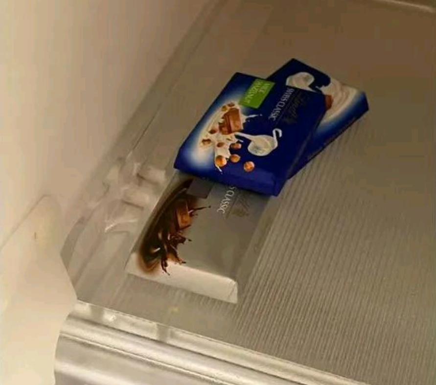 家人们！半夜开冰箱被吓出冷汗，你敢信是一块巧克力干的？最近全网炸锅的巧克力吓人