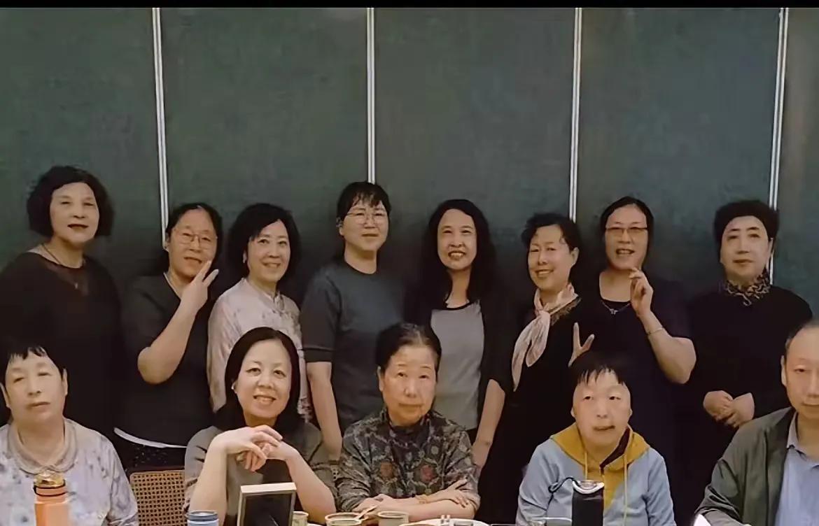 杜新枝真的好宠爱女儿哦，粉丝们来看自己，请自己吃饭，杜新枝也把生活无法自理的女儿