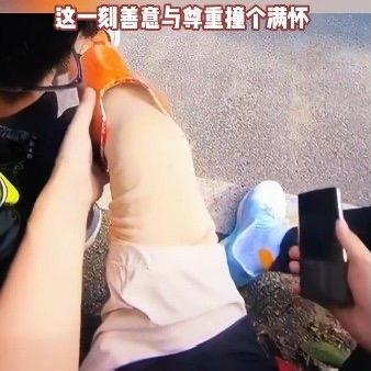 最近安徽黄山爬山的路上，有个特别治愈的画面被游客拍了下来——一个小男孩蹲在地上，