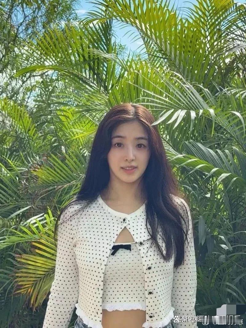 张含韵的素颜状态真的太能打了！皮肤细腻又透亮，完全就是“元气少女”本女，这颜值真