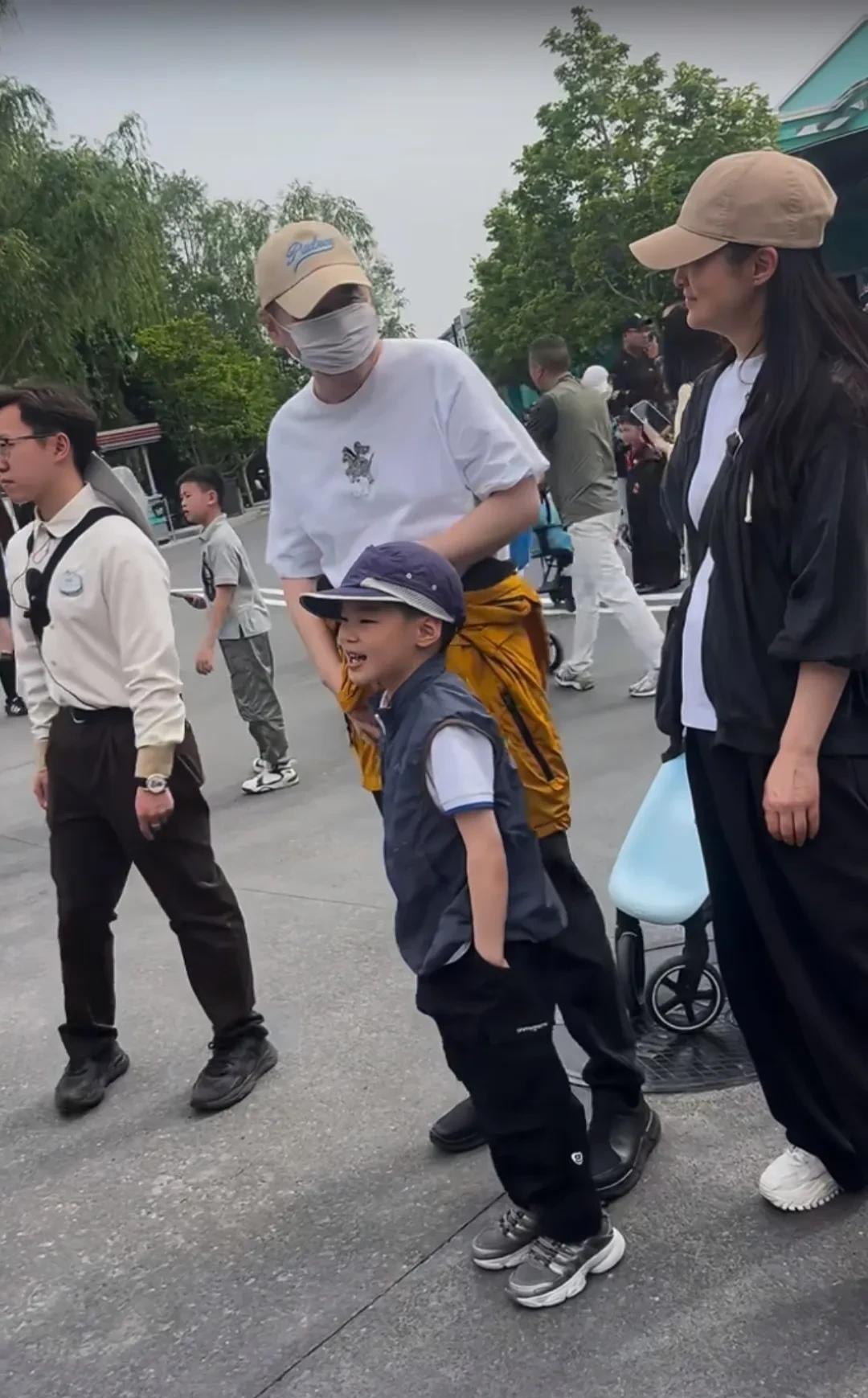 原来，“四郎”和“纯元”也逃不过假期带娃出游的命运。[呲牙笑]网友在北京环球影城