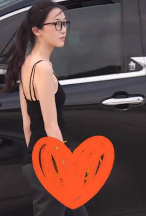 李嫣走路姿势和妈妈一模一样。是在北京，车里是王菲的司机！桀骜不驯的样子跟妈妈