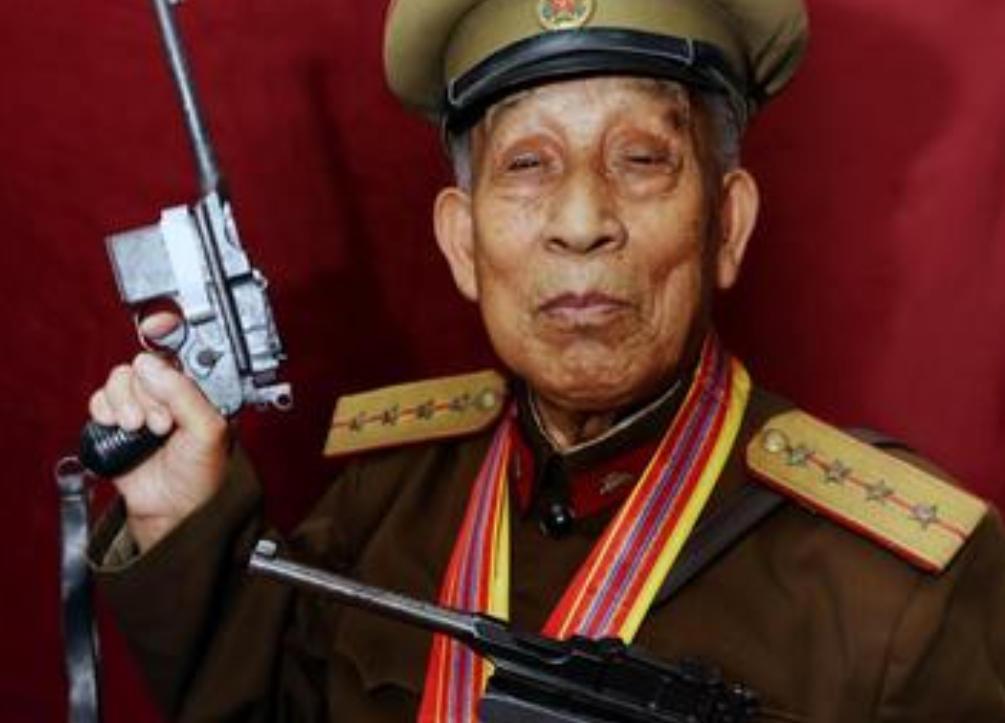 1996年，滕西远私藏两支手枪，民警让他上交，可他却说：“这两支枪，一支是粟裕大