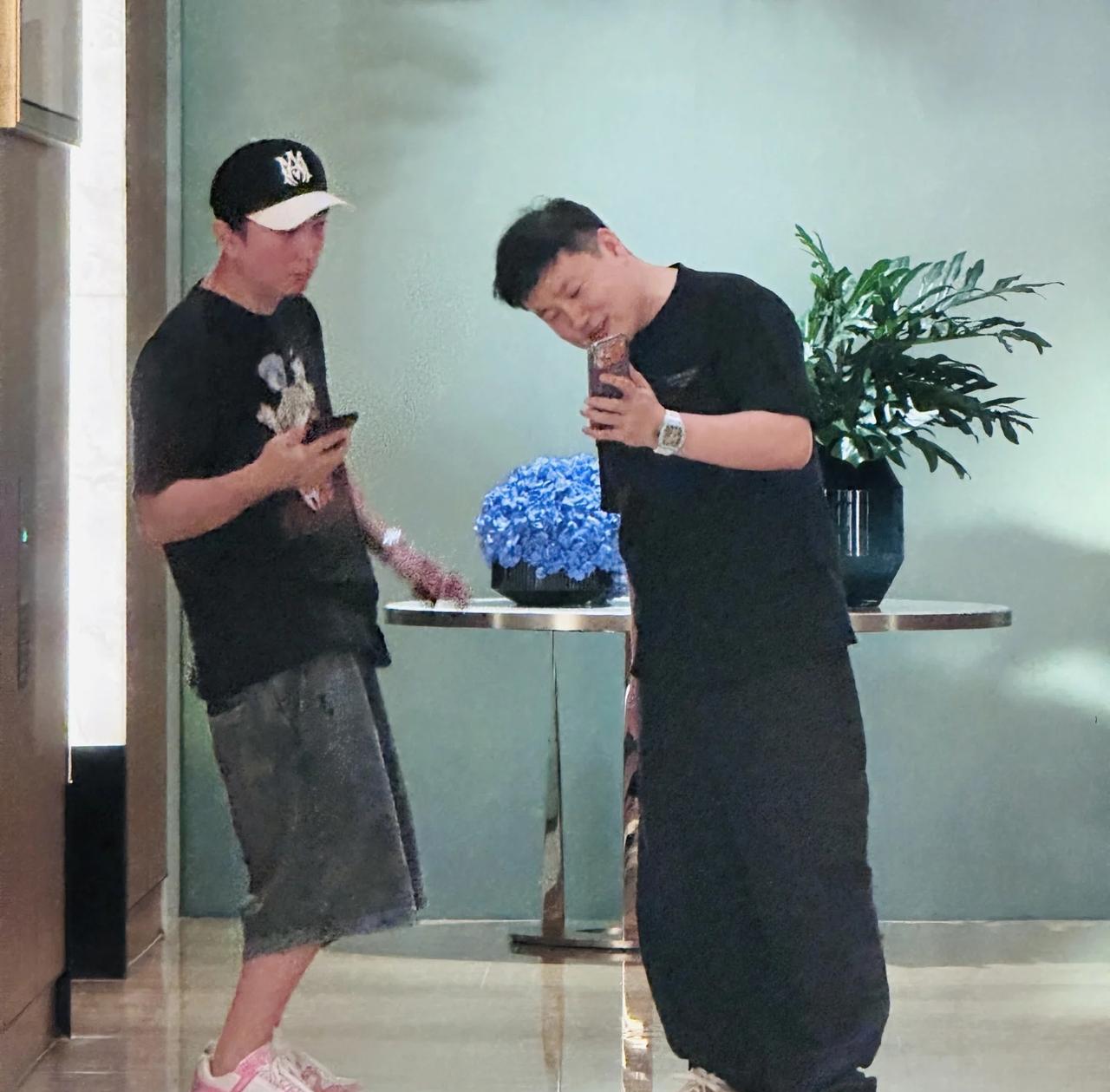 有网友在新加坡偶遇王思聪，他本人还挺高的，也瘦了不少！他还是穿着这双挚爱的粉色运