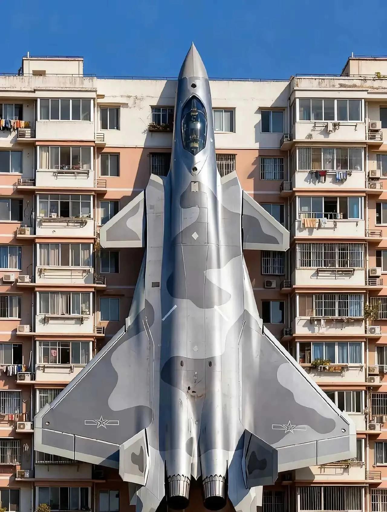 虽然看起来很夸张，但歼-20战斗机确实有这么大！根据公开数据了解到，歼-20