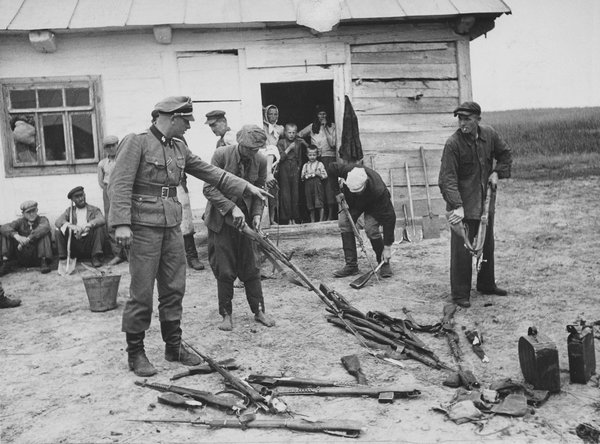 历史影像中的武器破坏：解读1941年德军与苏联平民的互动