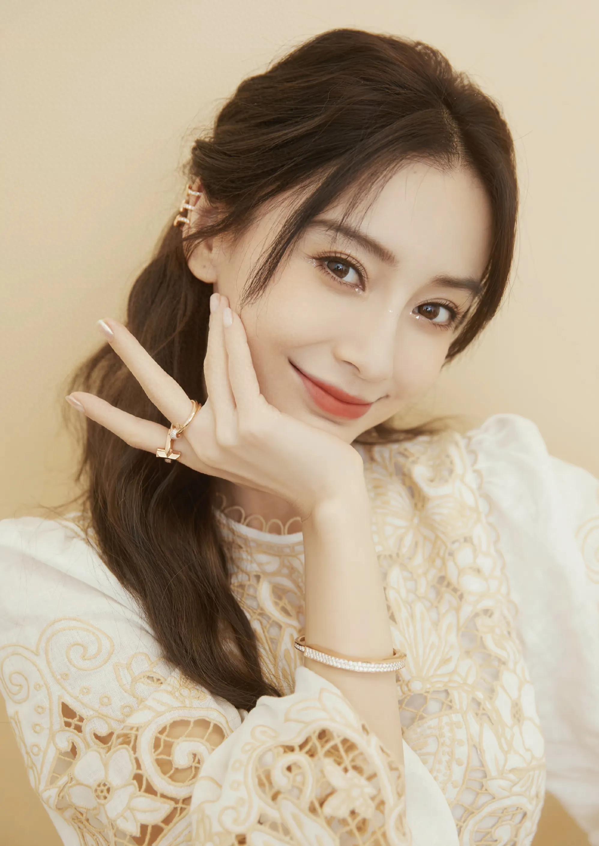 女星杨颖时尚写真：优雅唯美、美丽端庄