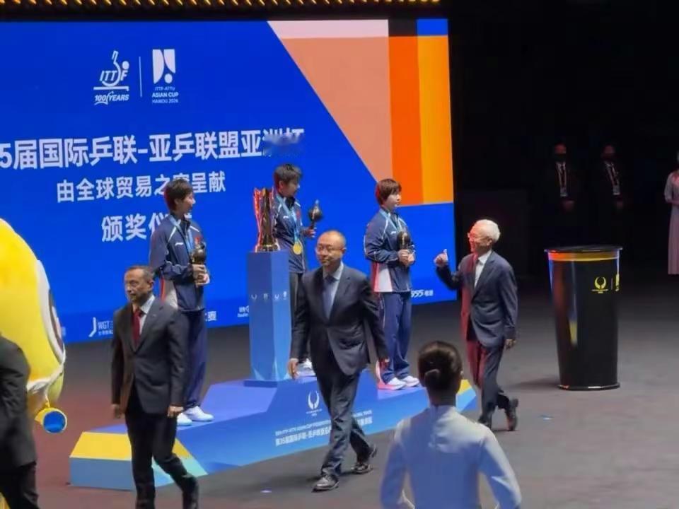 全球贸易之窗董事长给孙颖莎竖大拇指点赞！莎莎点头回应