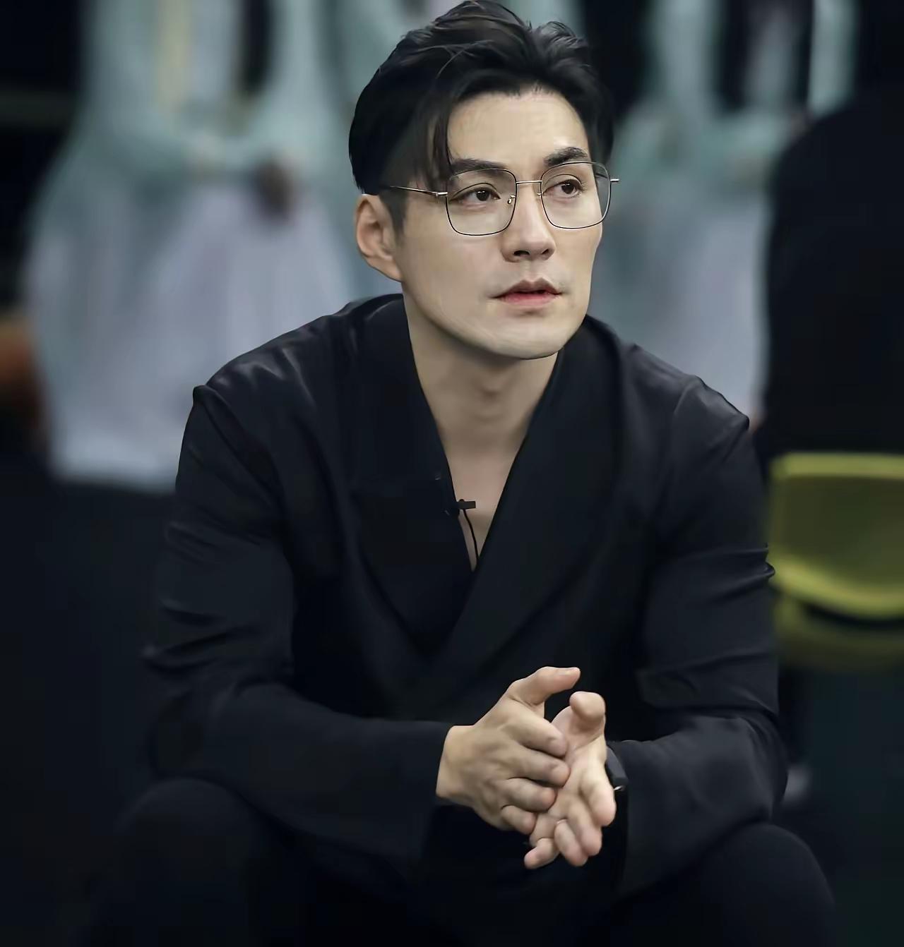 严屹宽这段采访我看了三遍！说“钱全在老婆那，自己穿二十年前的衣服，超过300的都