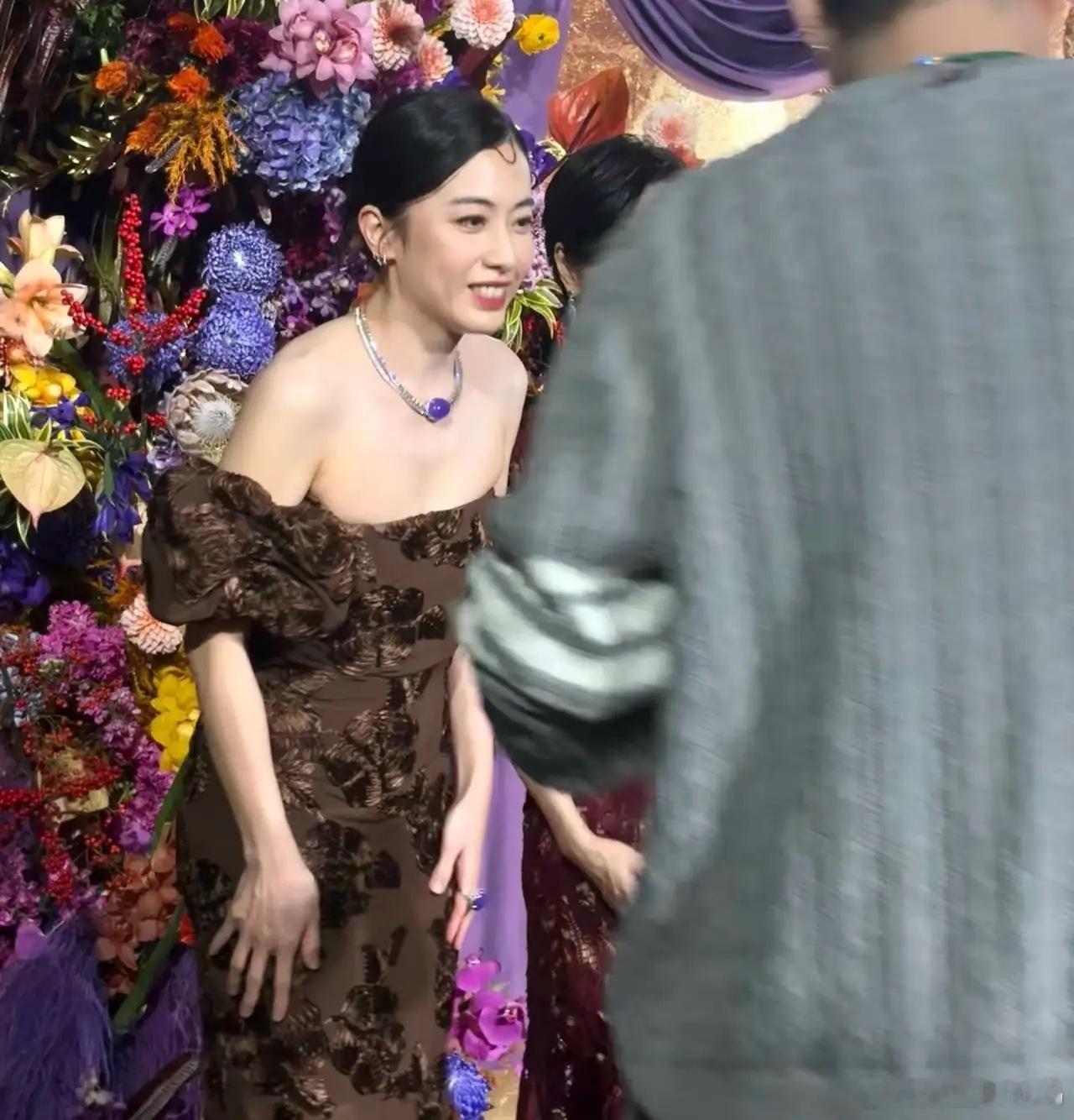 甘比和朱茵出席珠宝活动，她现在面相越来越好了，钱养人啊！而且她和女明星站在一起，