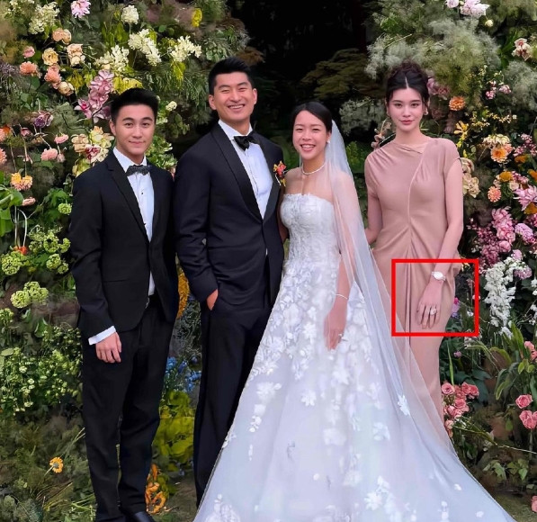 奚梦瑶看到朋友盛大的婚礼问何遒君：孩子都生了，啥时候咱办婚礼何遒君都没思索说
