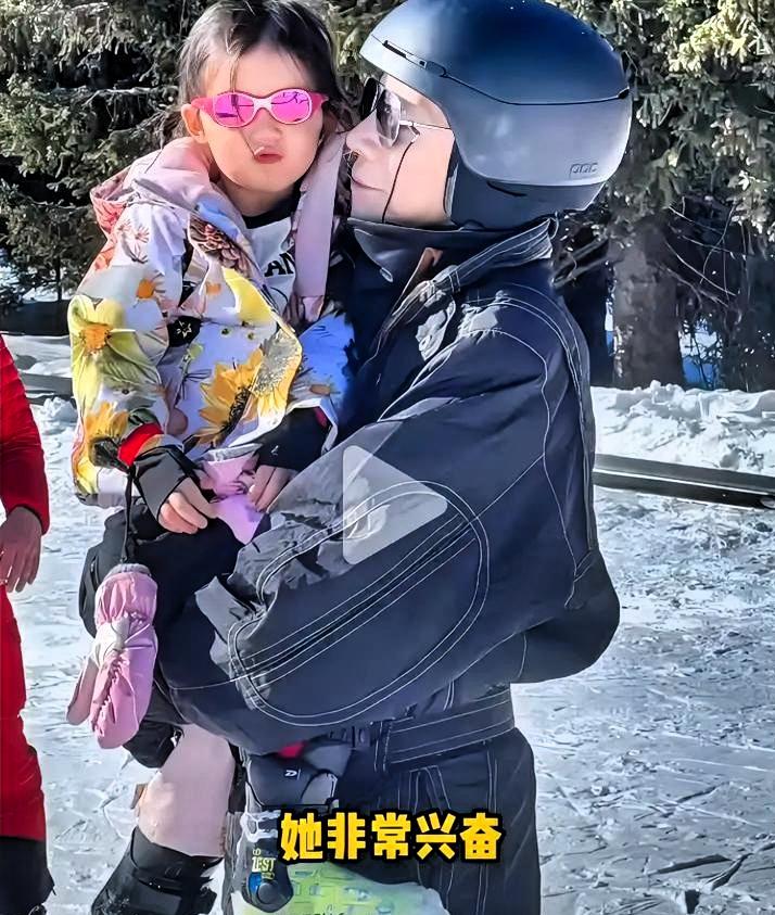 向太被问到孙女，嘴笑得合不拢。郭碧婷在旁边幽幽补了一句：“妈，你孙子过生日你都没