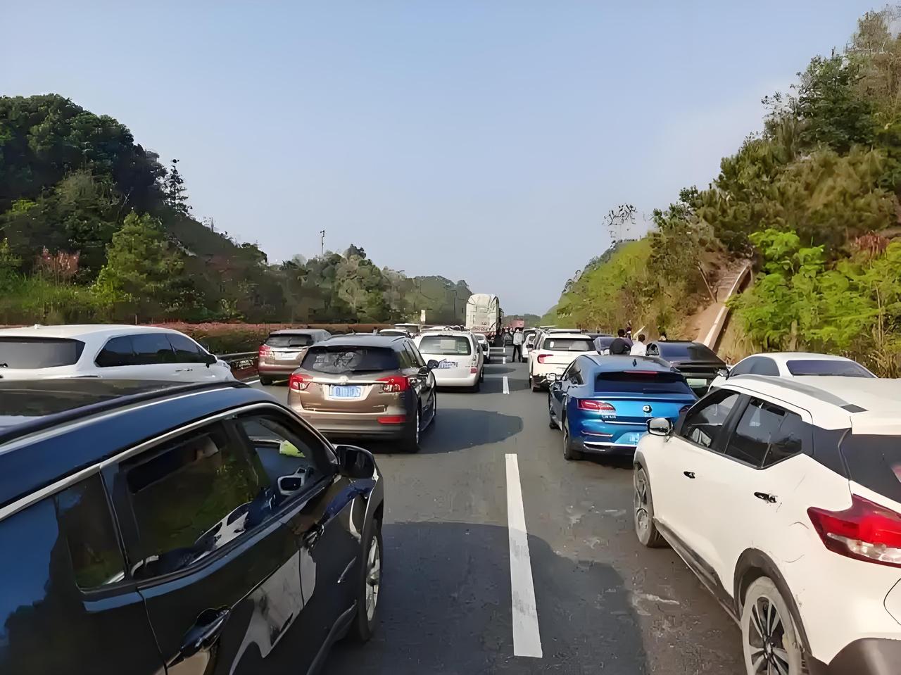 堵爆了！全国高速今日挤7100万辆车，返程路堪比"闯关"！正月初六的高速，