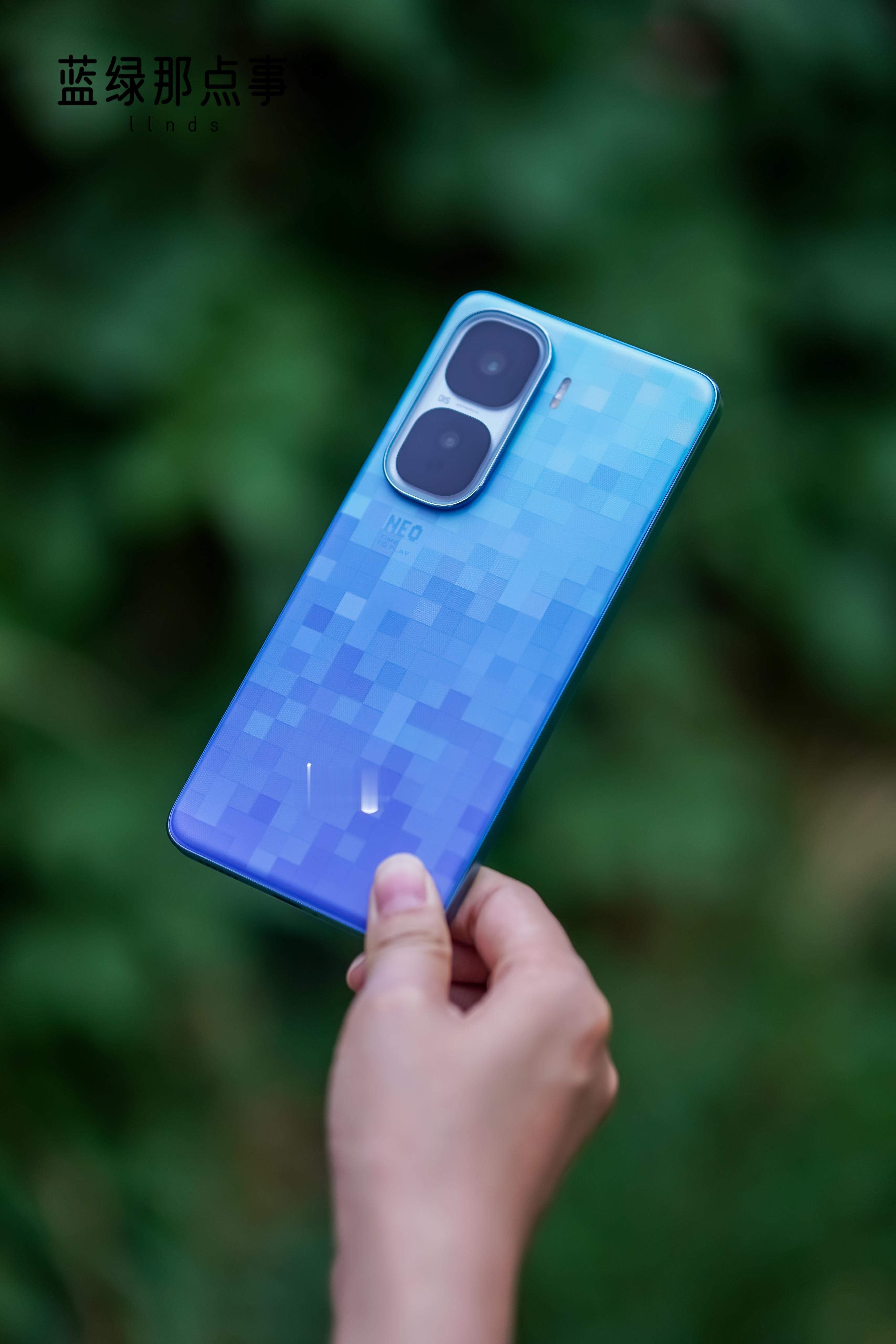 最近提前上手iQOONeo10Pro+，作为重度手游党，这台「骁龙双芯战神」