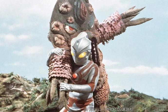 艾斯奥特曼的一组剧照，这怪兽看起来实属令人感觉有些不适了