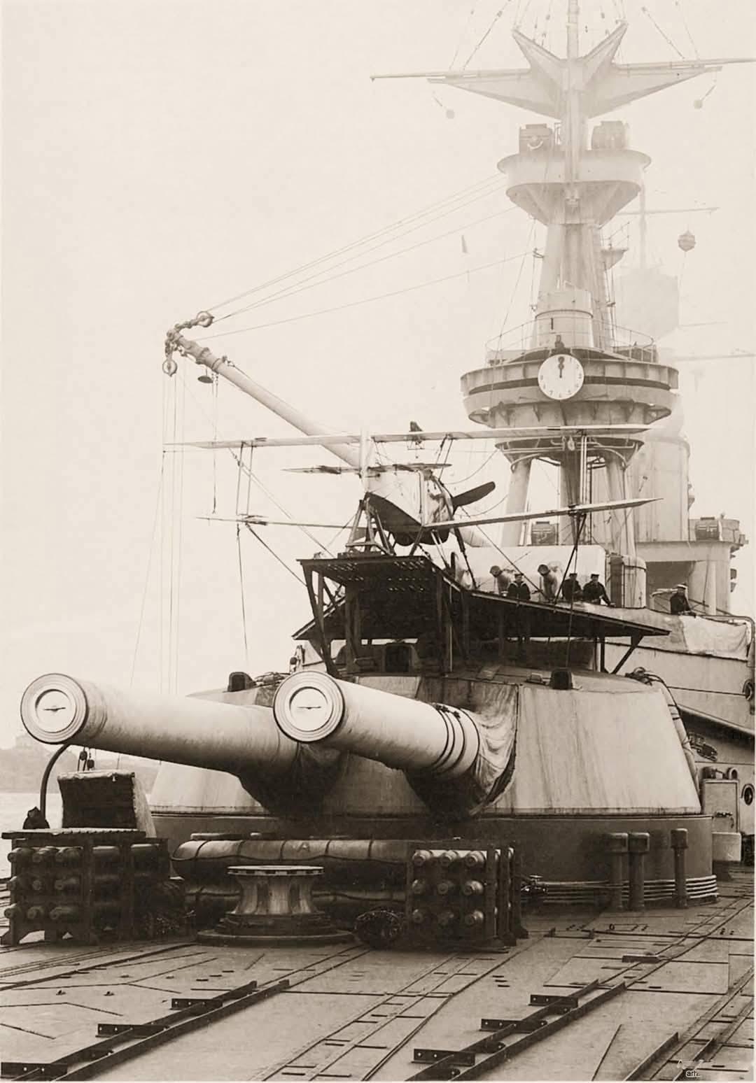 当1946年下水的英国最后战列舰“前卫”号扬起15英寸巨炮时，其四座炮塔实则是跨