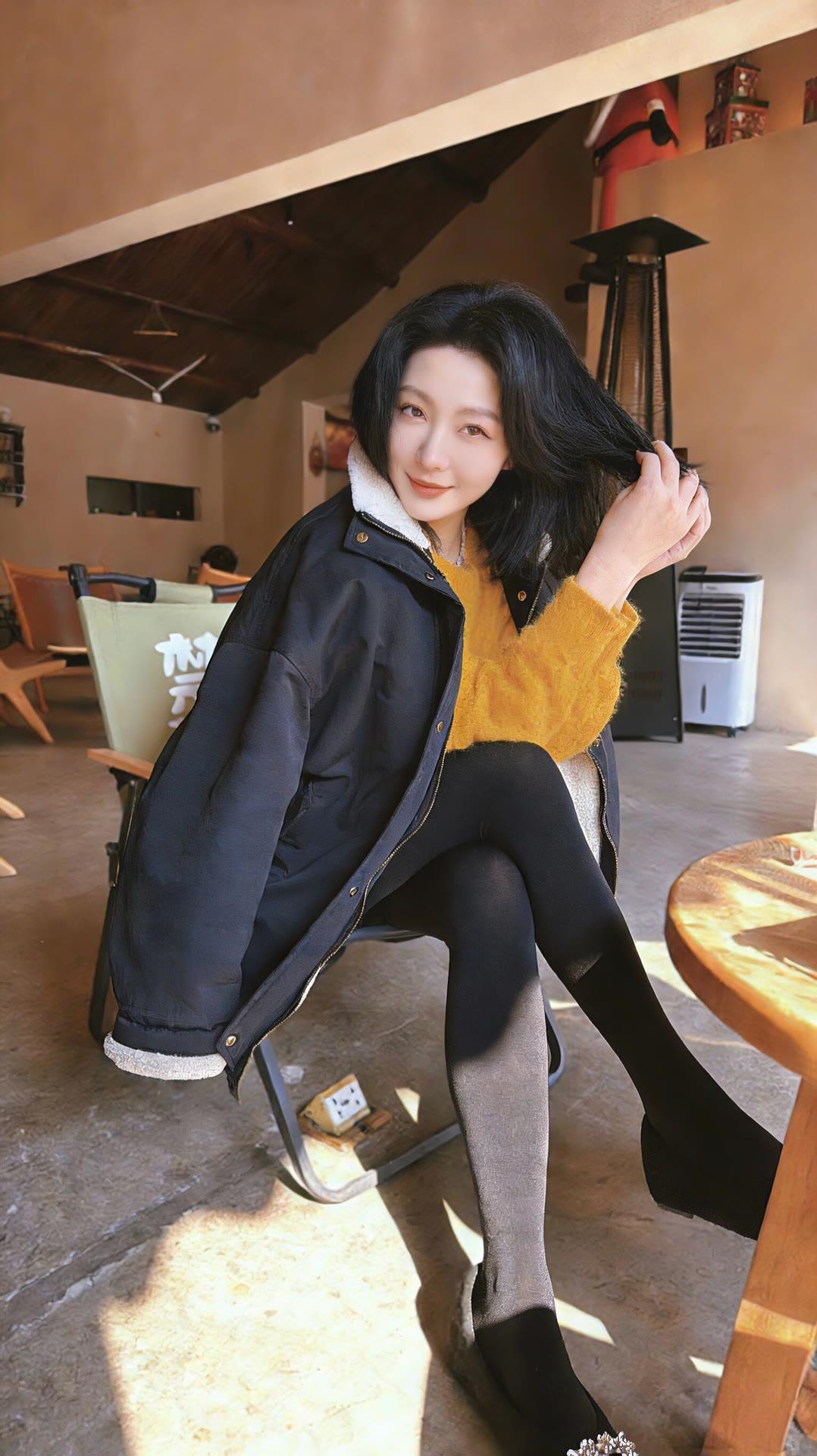 什么样的穿搭可以成为气质女神?温暖冬日，慵懒午后，咖啡馆里的美好时光。🌞☕️