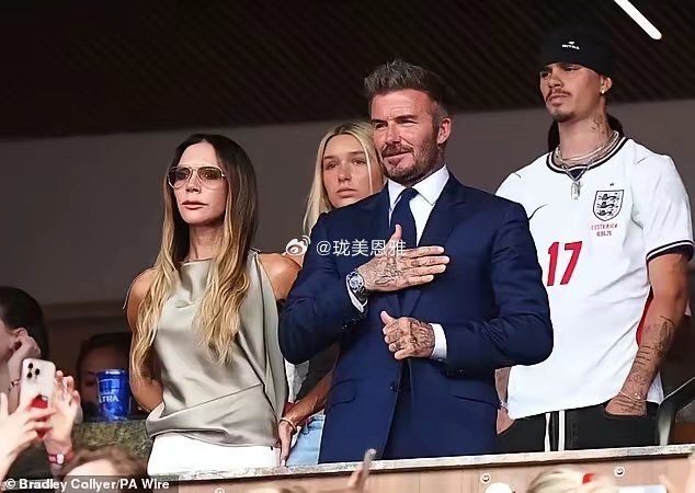 贝克汉姆15岁的女儿陪父亲看世界杯，“比基尼痕”引发热议