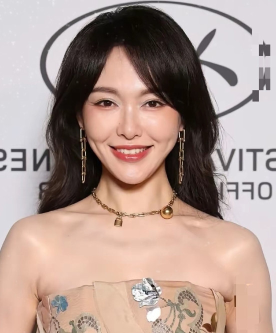 一觉醒来，罗晋塌房了因为她莫名其妙就成了全网眼中的“大冤种”！唐嫣这次在戛纳