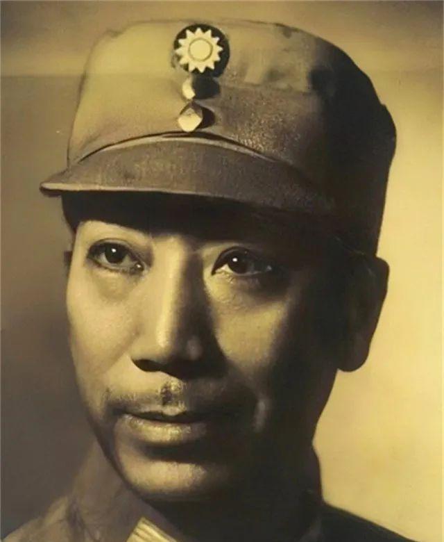 1938年，41岁戴笠借口加班，把秘书余淑衡，带到了卧房。戴笠递给她一杯咖啡：“