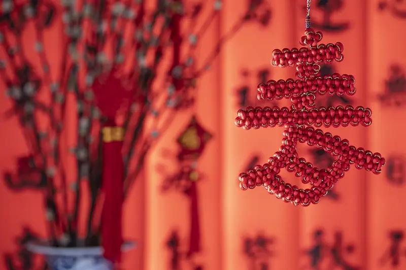 哎，说到过年这事儿，我心里是真揪得慌。我是我妈的女儿，眼瞅着几个月就快过年了