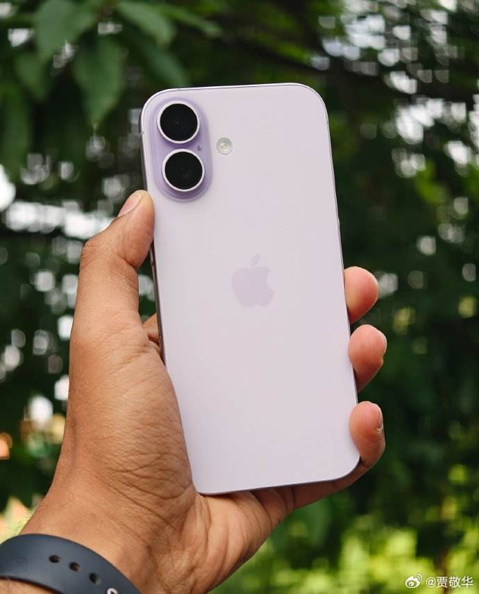 上午回老家，同学用2台手机，1台刚买的iPhone17，另外1台是一加13。我问