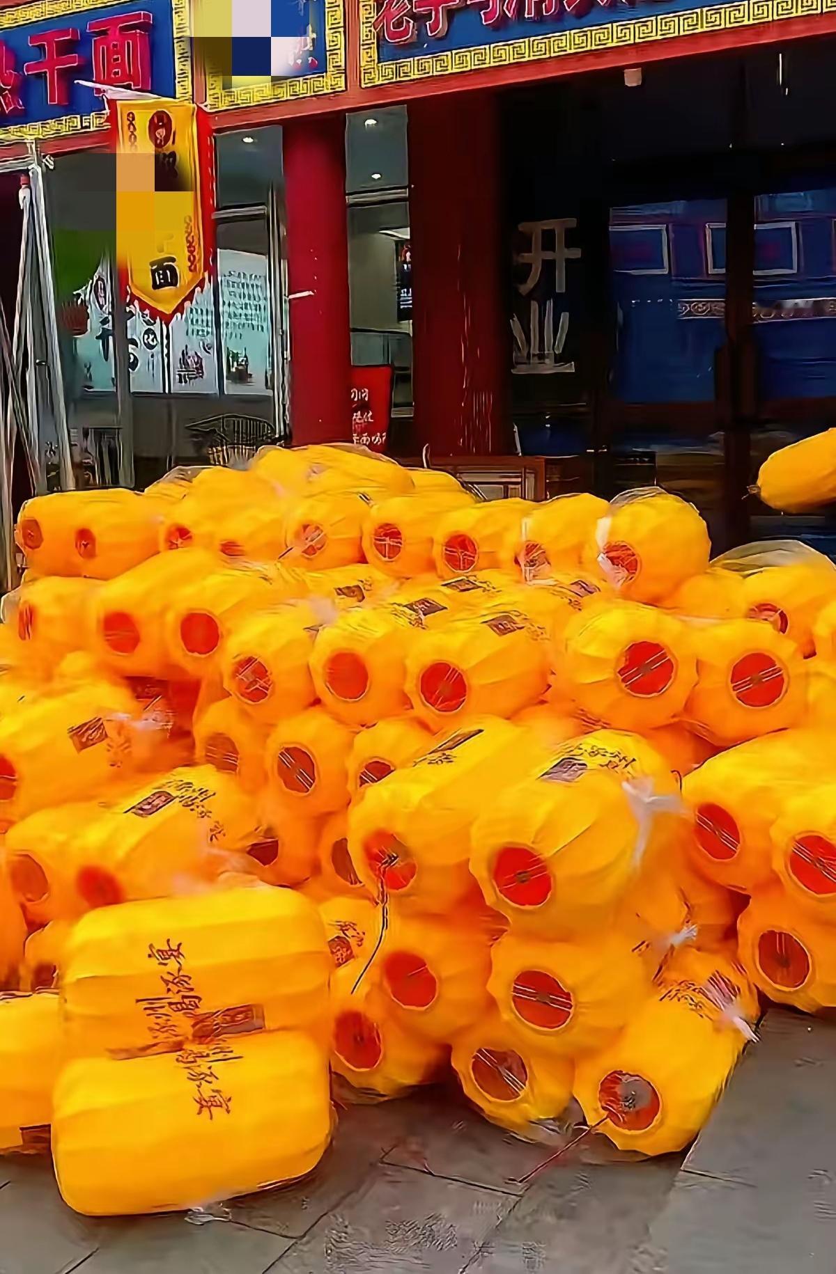 对于灯笼的颜色引起网友们的热议，我觉得两个观点都能接受！一个是文化自信，黄色