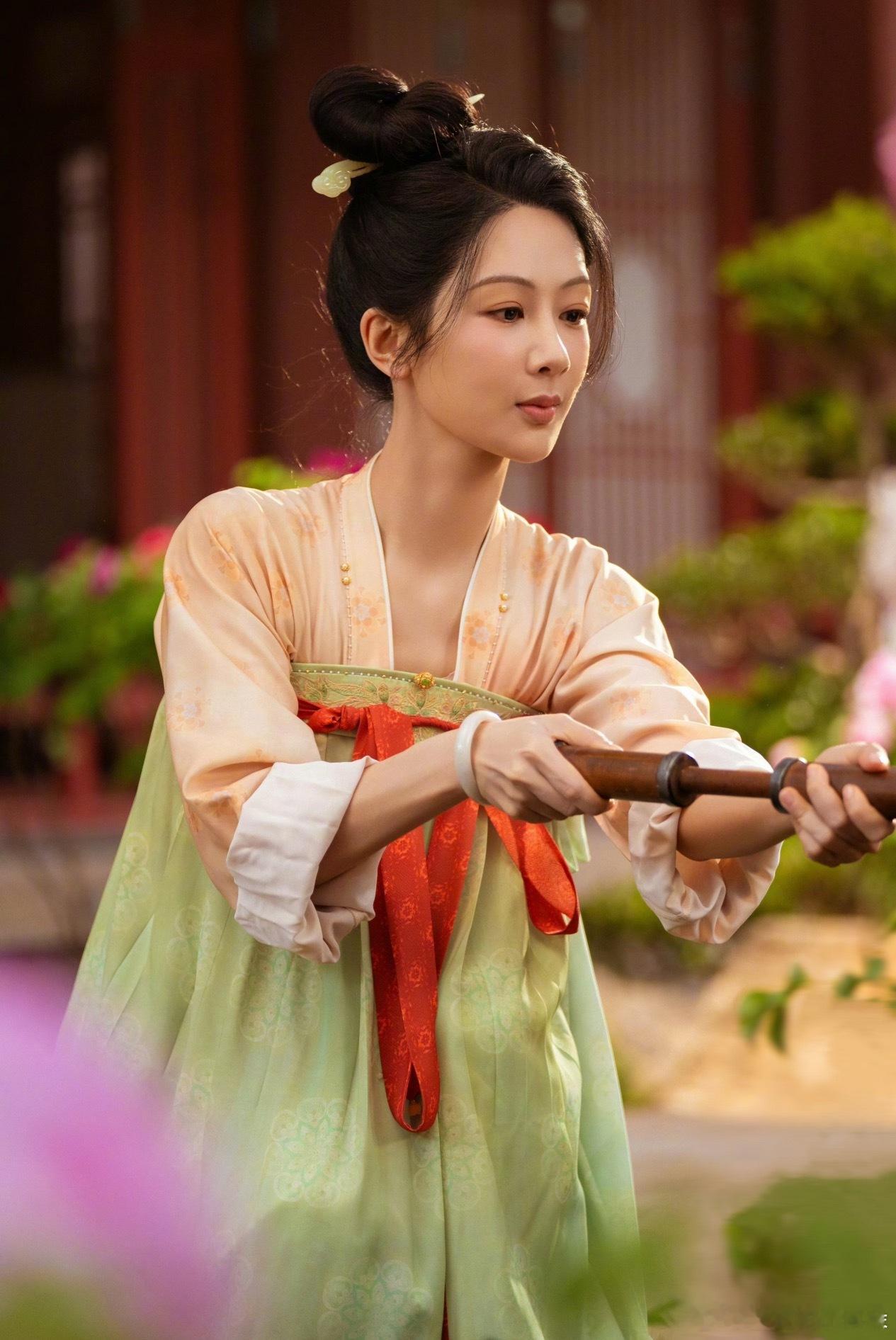 孟子义尚公主的新发型莫名的和国色芳华这个很像。连女主疲惫不堪之后散落的碎发都很像