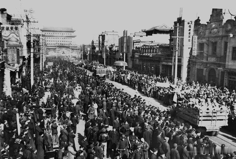 横行天桥几十年，为何解放两年后才公审北平恶霸“三霸一虎“称霸天桥几十年，解