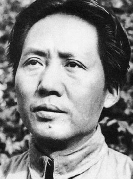 1948年，毛主席从城南庄动身赶往西柏坡，行进途中，路边草丛忽然冒出一个人影，随