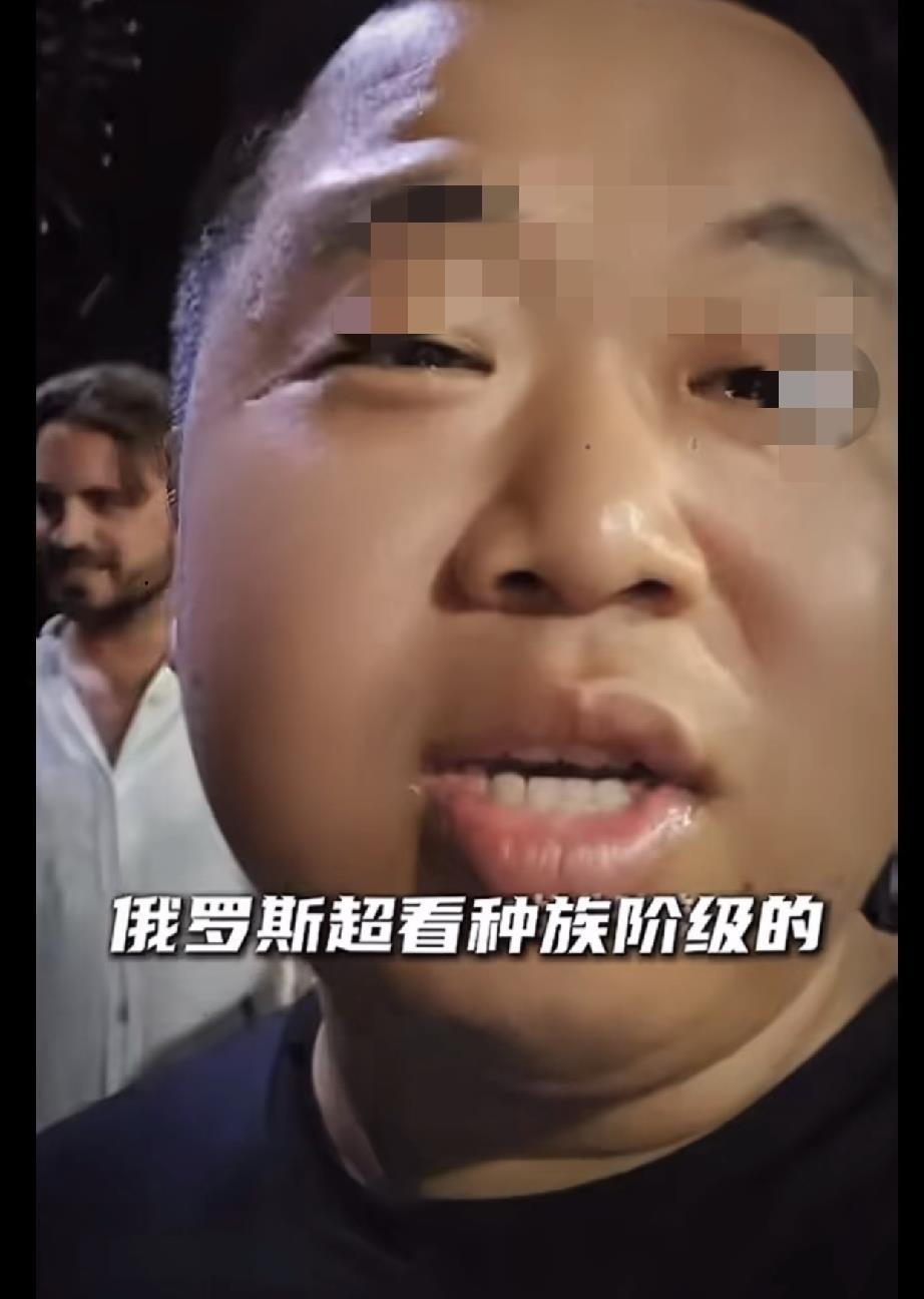 视频里蓝战说，他在俄罗斯待了好几个月，追当地女孩被拒了无数次。他亮出千万粉丝博主