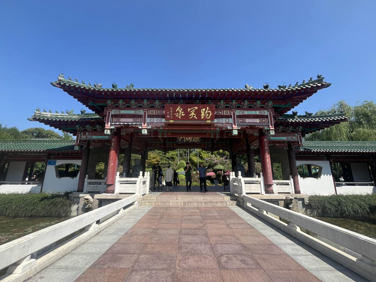 我游历山东省济南市趵突泉公园共有三次：第一次在1986年8月；第二次在2011年