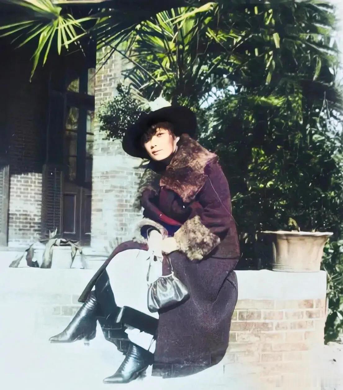 1917年，刚回国不久的宋美龄在上海家中的一张留影照片，她从9岁开始随二姐宋庆龄
